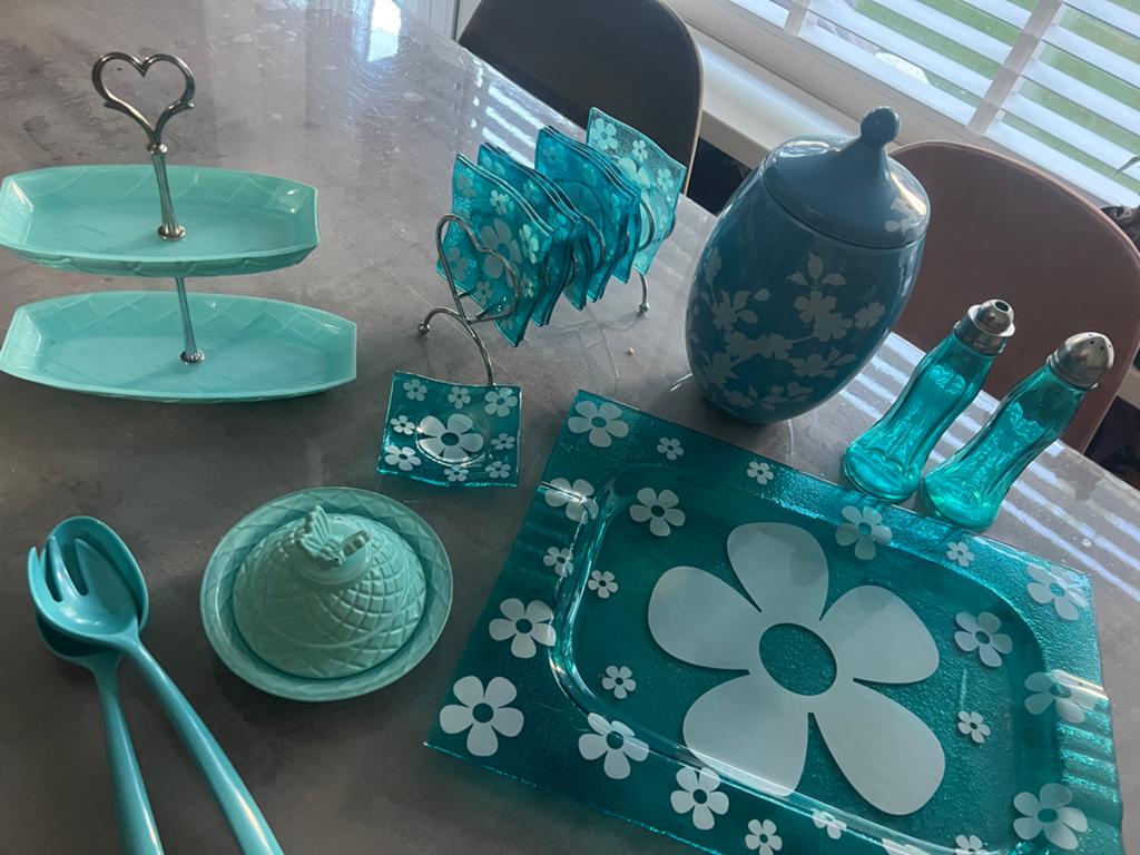 Complete turquoise servies set met bloemmotief, Overige materialen, Gebruikt, Ophalen of Verzenden, Overige stijlen