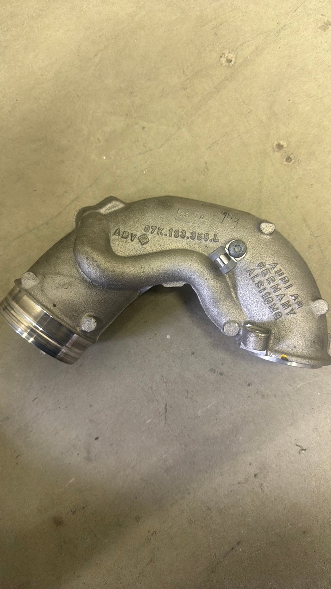 RS 3 8.5 V TURBO INLET PIPE ORIGINEEL 07K.133.359.L, Ophalen of Verzenden, Audi
