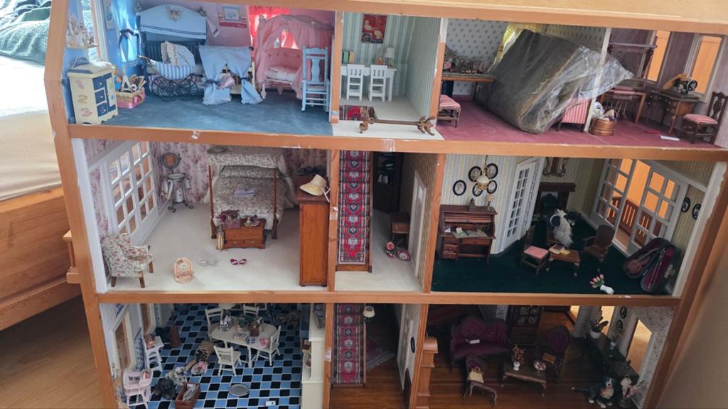 Groot poppenhuis met inrichting - opknapper, Ophalen, Gebruikt, Poppenhuis