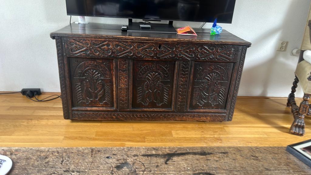 Antieke Eiken Kist met Handgesneden Details, Antiek en Kunst, Ophalen