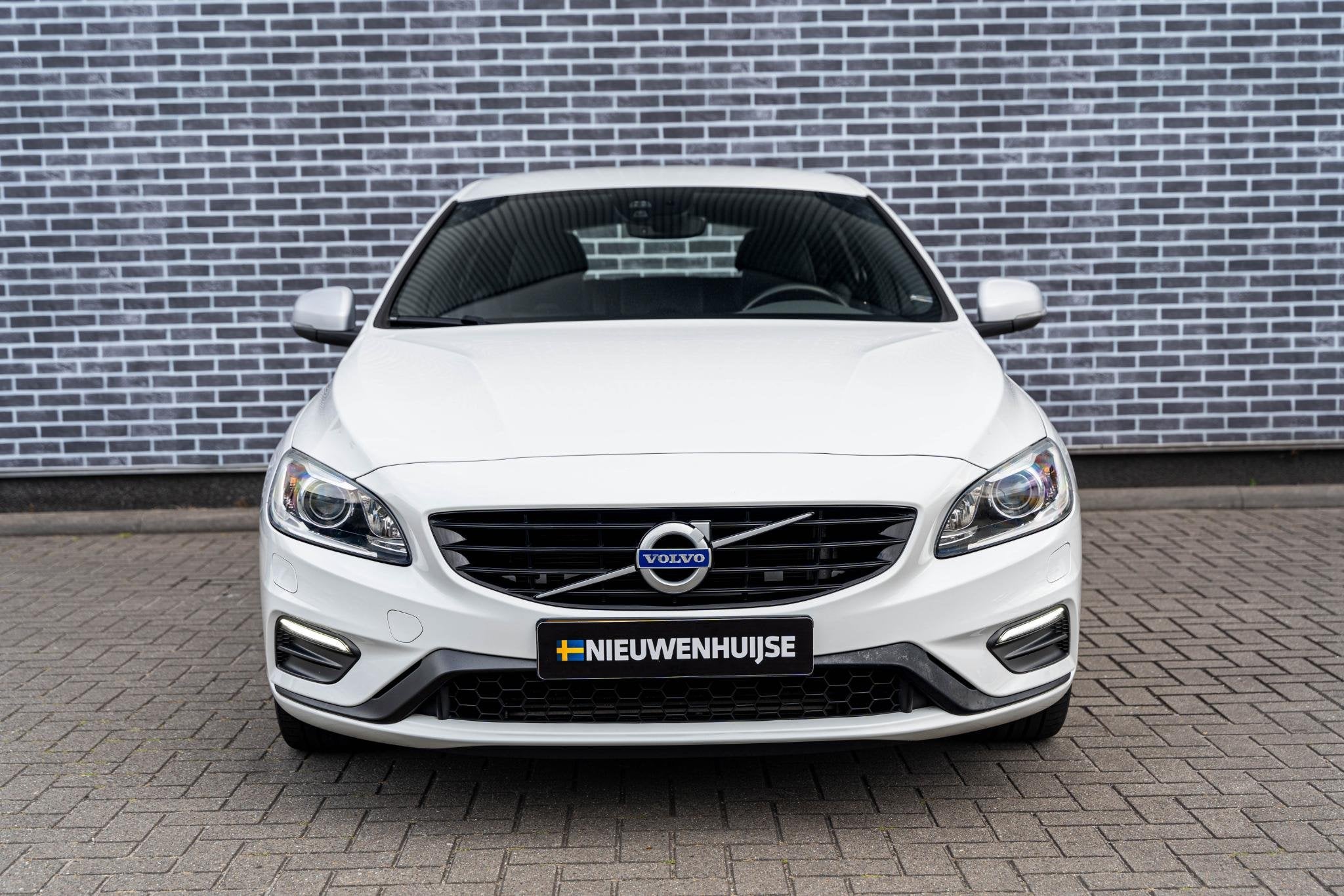 Volvo V60 2.0 D3 Nordic+ Sport | R-Design | Trekhaak | Bi-Xe, Auto's, 12 maanden, Gebruikt, 4 cilinders, Wit