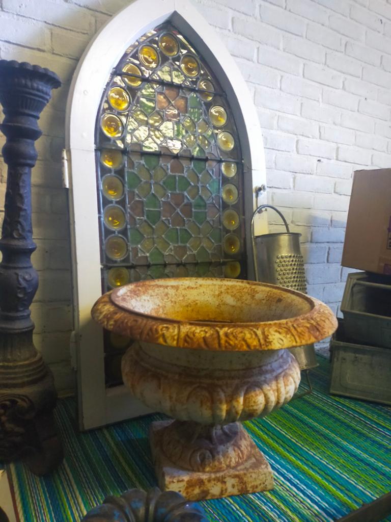 Antieke gietijzeren urn met roestige patina, Antiek en Kunst, Ophalen of Verzenden