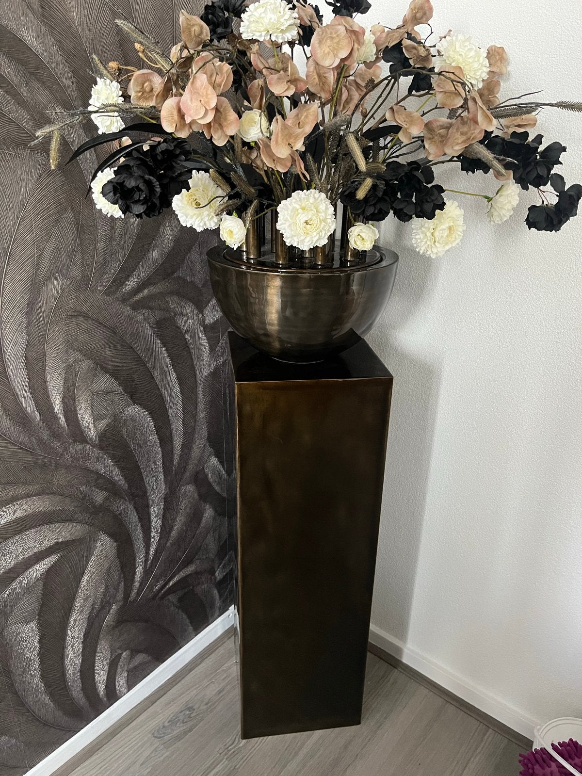 Grote bronzen vaas met kunstbloemen op sokkel, Ophalen, Bruin, Inclusief decoratie, Zo goed als nieuw