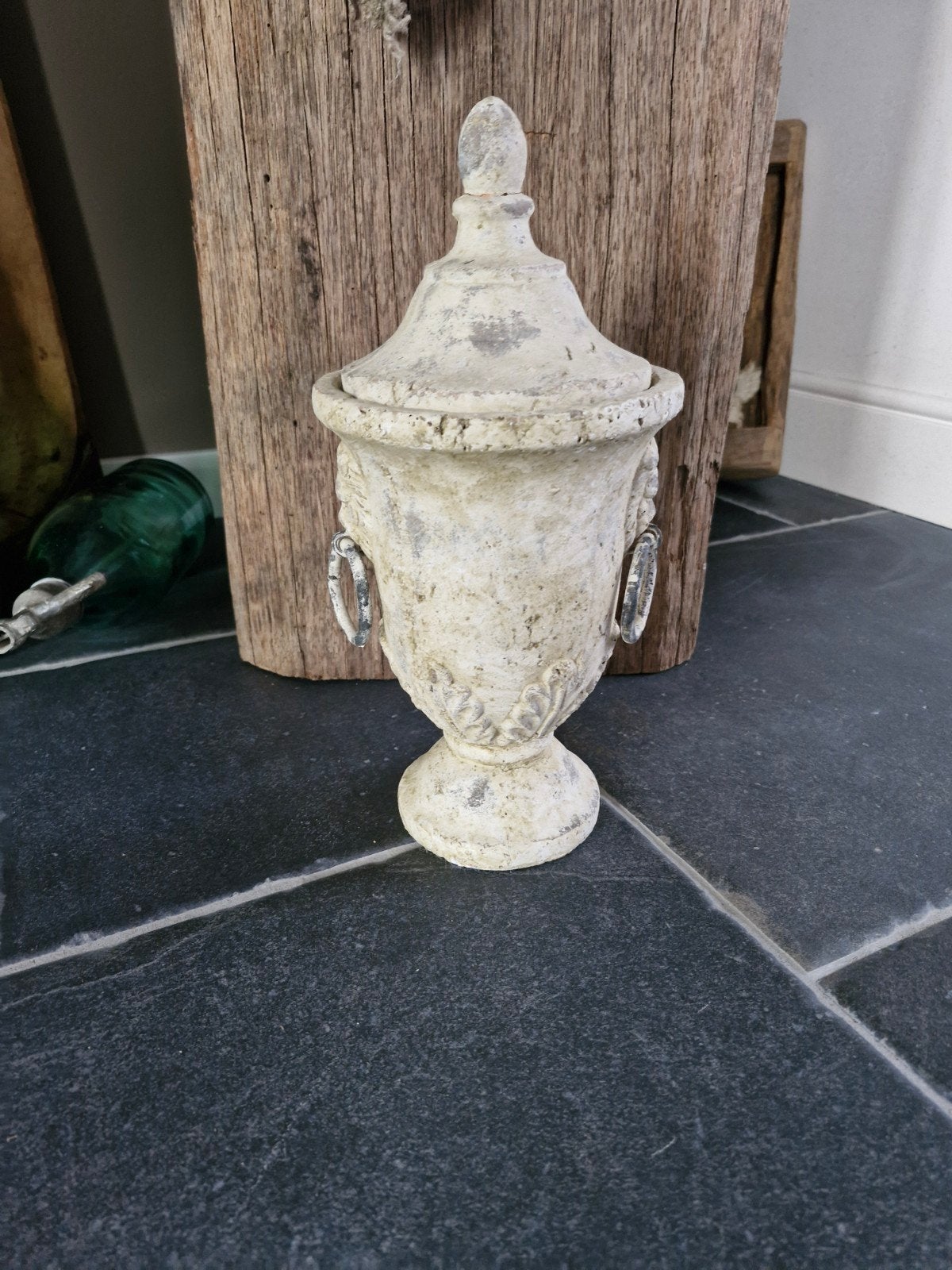 leuke stenen pot met ijzeren oren.  2 stuks, Ophalen