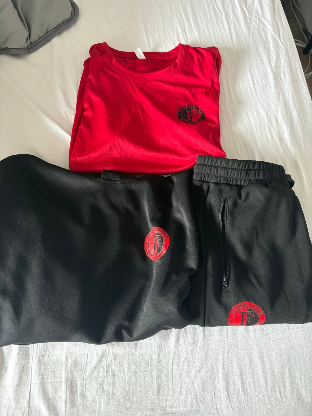 Feyenoord Trainingspak en T-shirt, Maat 52/54 (L), Zwart, Ophalen of Verzenden, Zo goed als nieuw