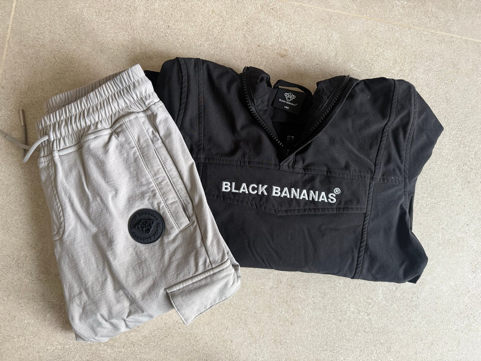 Black Bananas set: Zwarte trui en beige broek maat 116, Ophalen of Verzenden, Gebruikt, Jongen