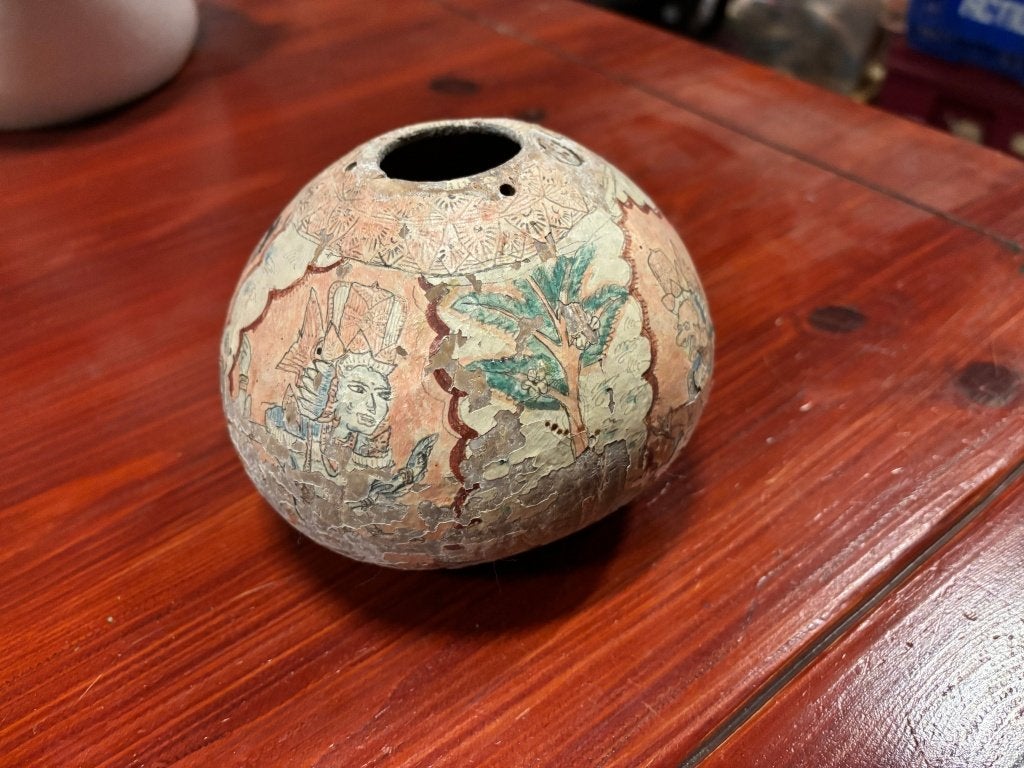 Beschilderde papier-maché pot met figuren in Balinese stijl, Gebruikt, Niet bekend (tweedehands product), Meerkleurig, Onbekend (tweedehands product)