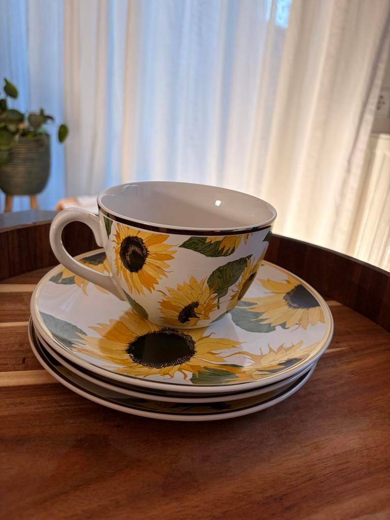 Zonnebloem servies: 3 kopjes en 3 ontbijtborden, Ophalen, Keramiek, Zo goed als nieuw, Bord(en)