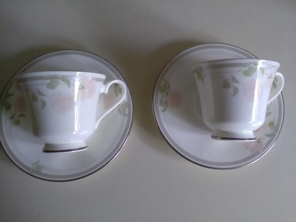 Royal doulton twilight rose 2 kop en schotels, Ophalen of Verzenden, Zo goed als nieuw, Overige stijlen, Kop(pen) en/of Schotel(s)
