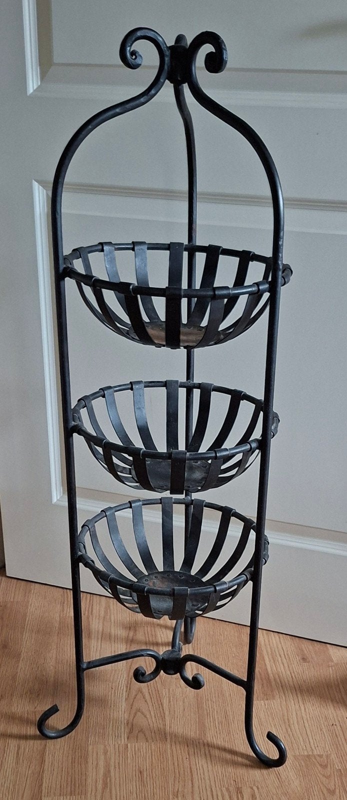 Decoratieve metalen etagère met 3 manden, Ophalen of Verzenden, Metaal, Gebruikt, Brocante