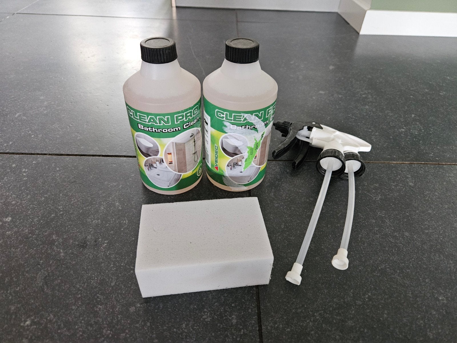 Clean Pro Badkamerreiniger met spons en spuitmond, Huis en Inrichting, Schoonmaakartikelen, Ophalen of Verzenden, Schoonmaakmiddel