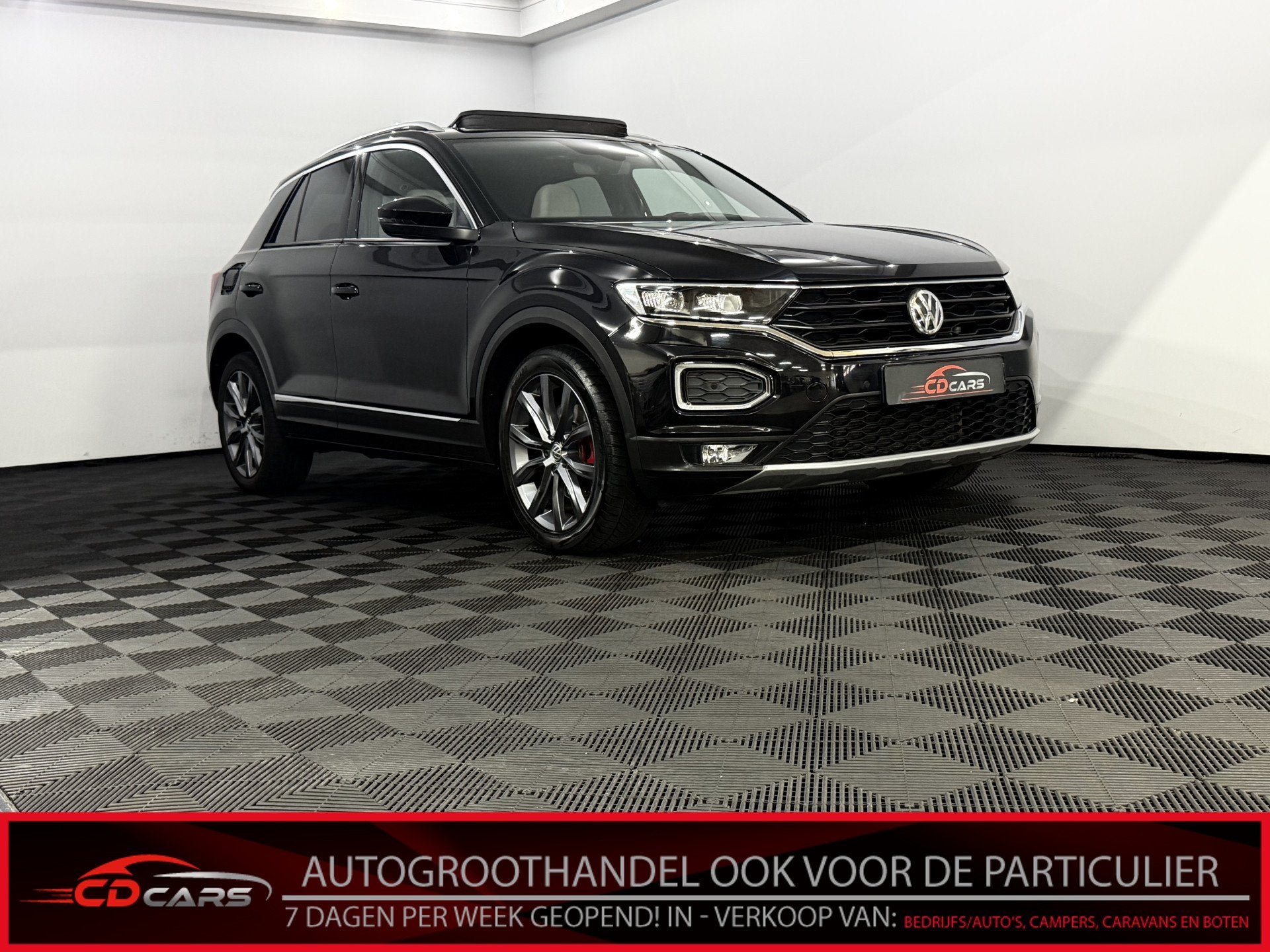 Volkswagen T-Roc 1.5 TSI Sport Panoramadak, Camera, Virtual, Auto's, Volkswagen, Euro 6, 4 cilinders, Zwart, Bedrijf