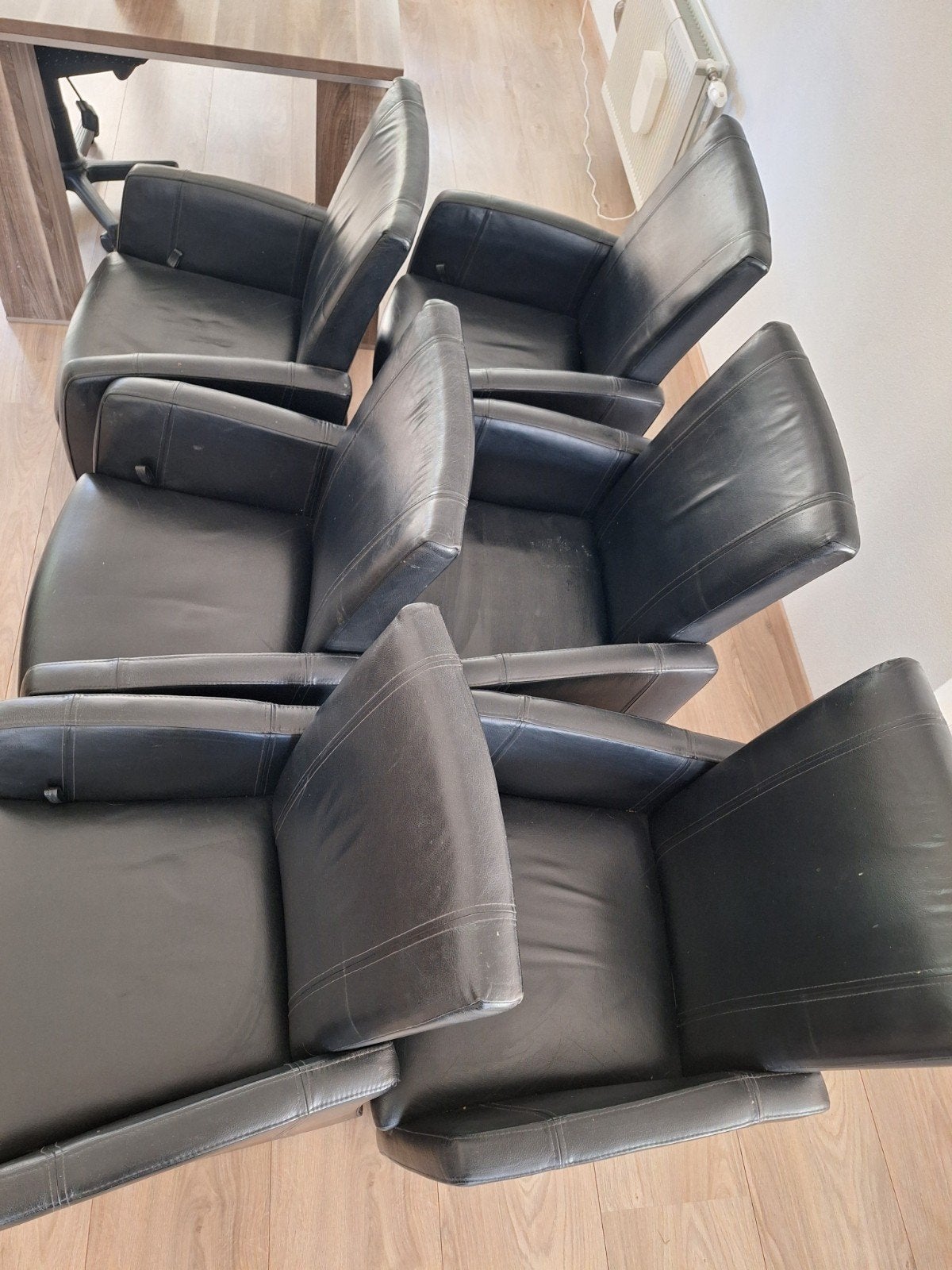 6 leren eetkamerstoelen zwart op wieltjes, Ophalen, Gebruikt