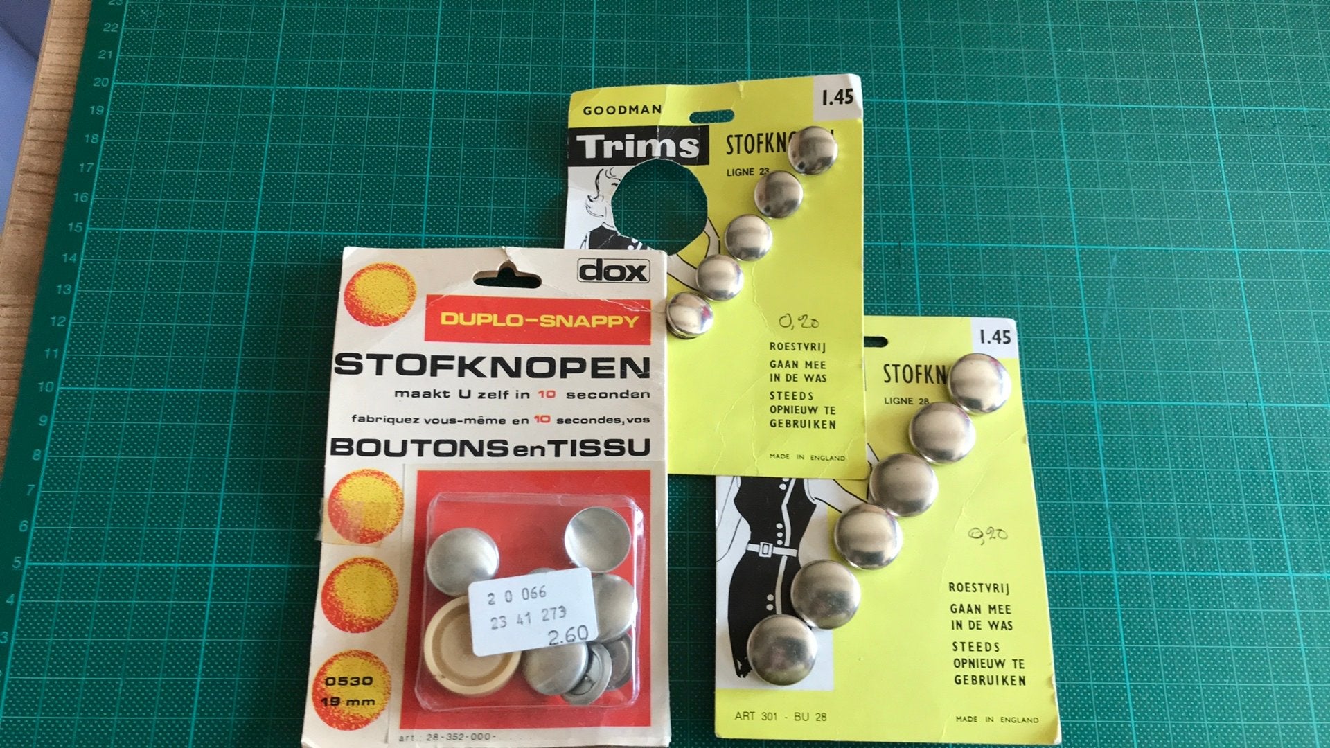 Vintage stofknopen (ei), Ophalen of Verzenden, Zo goed als nieuw, Knoop of Knopen