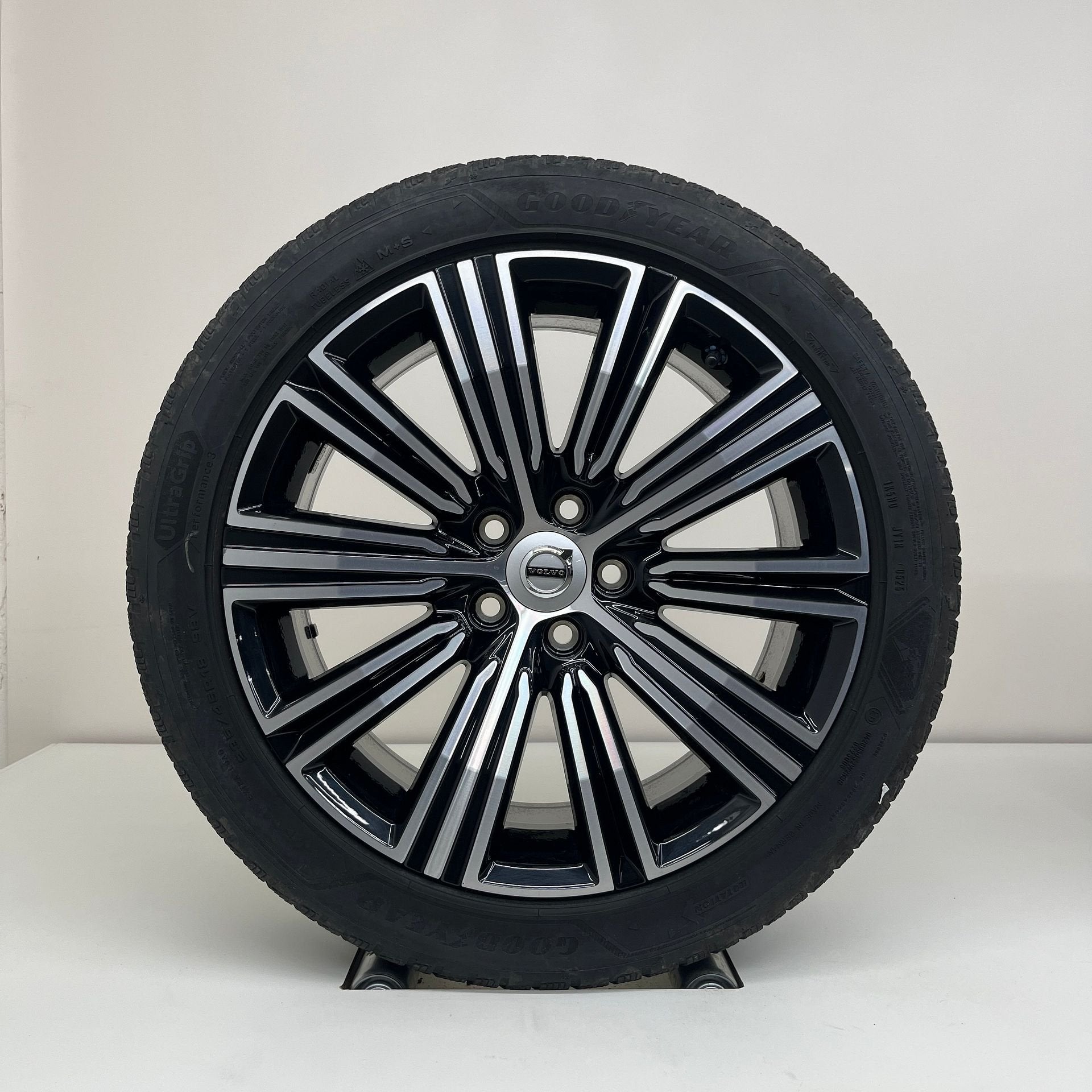 Volvo S60/V60 - 18 inch - winterbanden, Auto-onderdelen, 18 inch, Gebruikt, Banden en Velgen, 235 mm