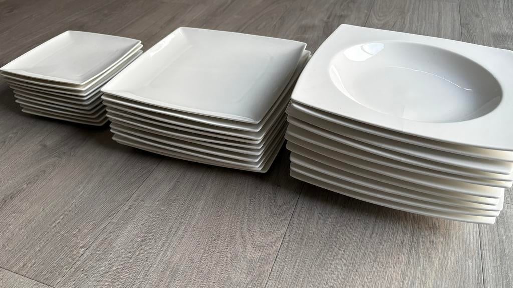 Yong Squito servies, 30-delig (10 personen), Huis en Inrichting, Keuken | Servies, Ophalen, Keramiek, Zo goed als nieuw, Bord(en)