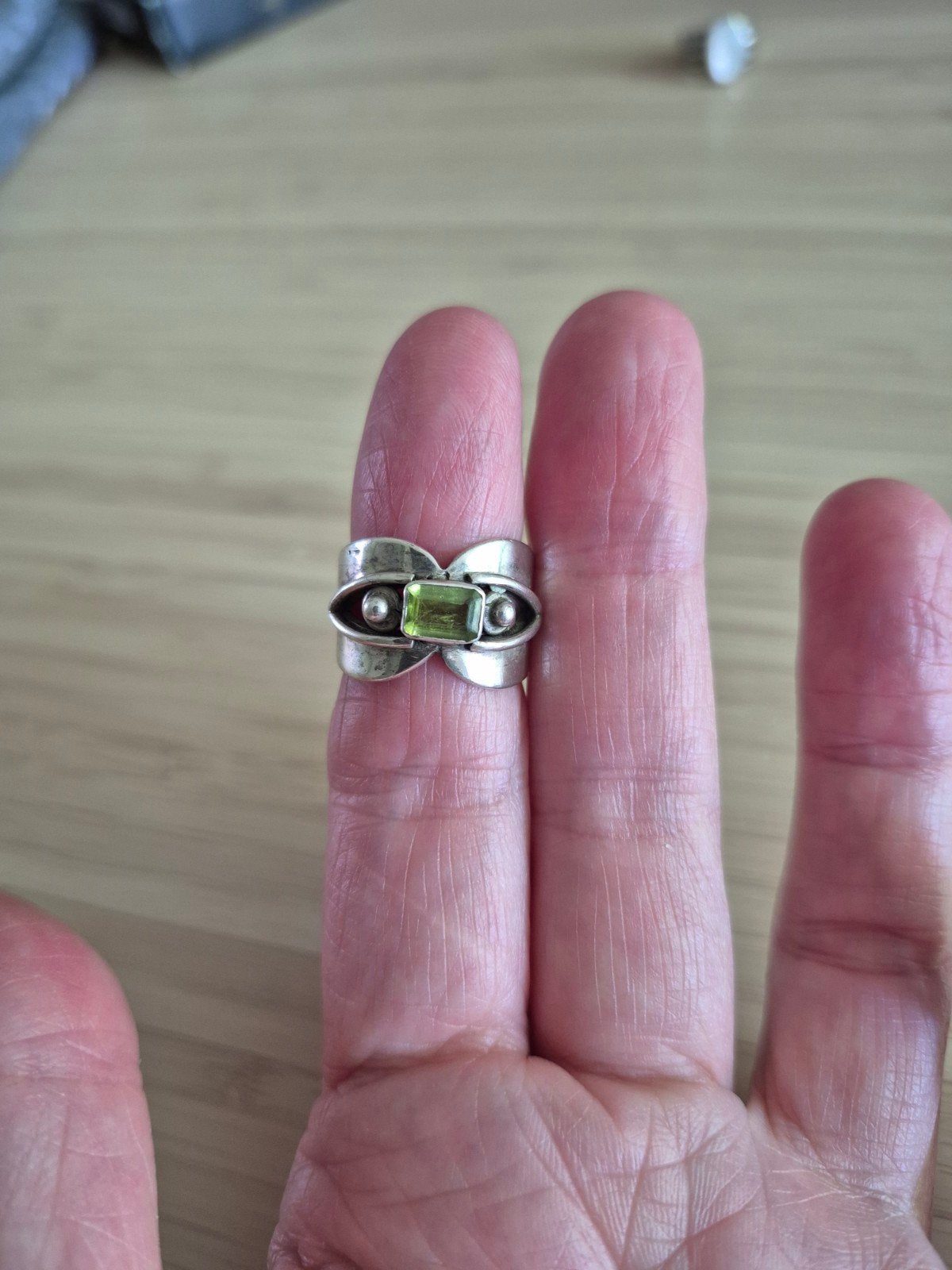 Zilveren design ring met groene Peridoot edelsteen, Sieraden, Tassen en Uiterlijk, Ringen, Gebruikt, Dame, 17 tot 18, Zilver, Zilver
