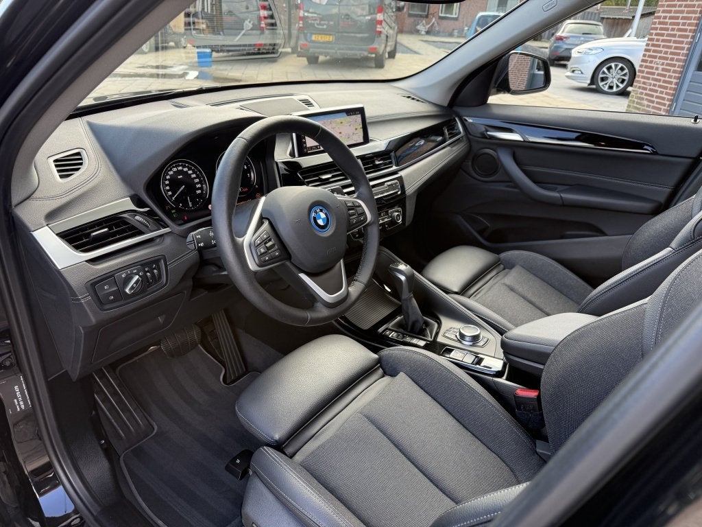 Bmw X1 xDrive 25e 225PK PHEV | Navi | Camera | Panorama | Ca, Gebruikt, Leder en Stof, Zwart, Origineel Nederlands