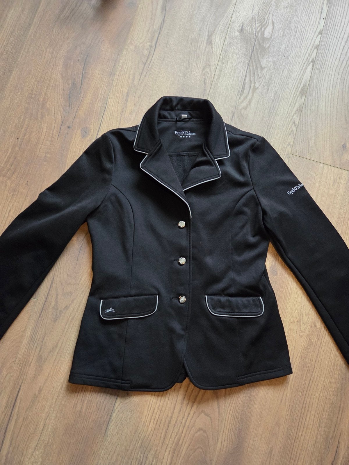 Zwart EquiTheme wedstrijdjasje maat 40
Maat 40, Dieren en Toebehoren, Paardrijkleding, Ophalen of Verzenden, Zo goed als nieuw