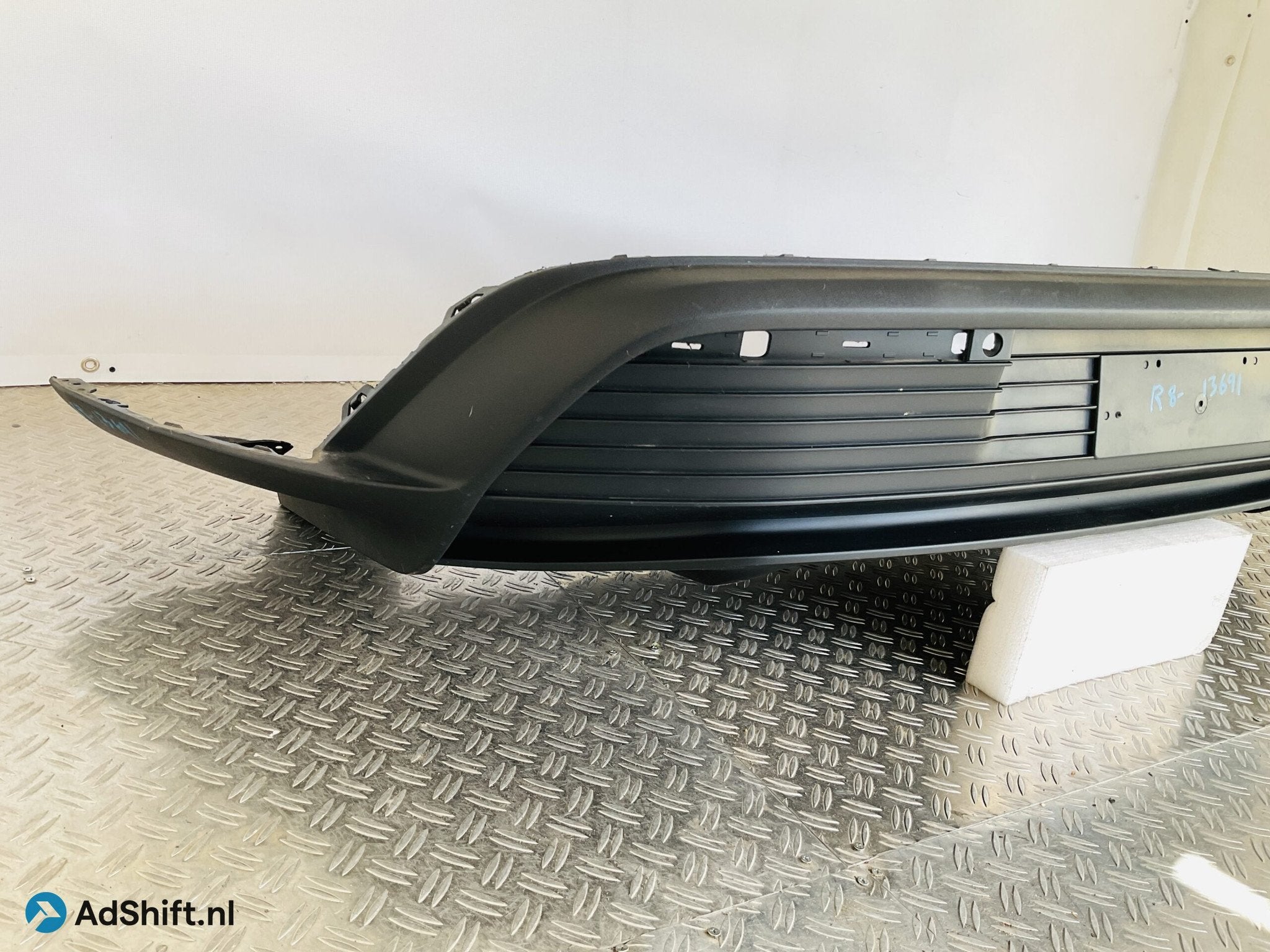 Bumper Porsche Taycan 9J1 pdc 9J18079831 Achterbumper 1-R8-1, Bumper
