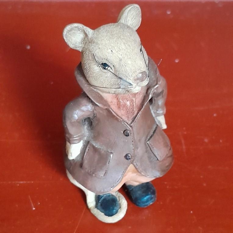 Beeldje muis met jas, Ophalen of Verzenden, Gebruikt, Dier