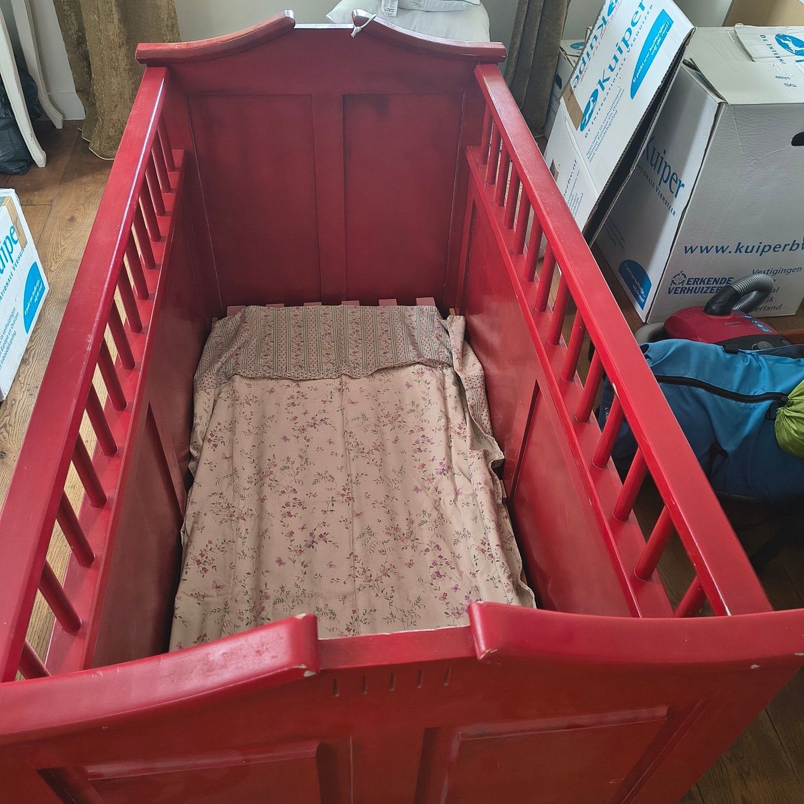 Rood houten wiegje met spijlen, Ophalen, Gebruikt, Wieg