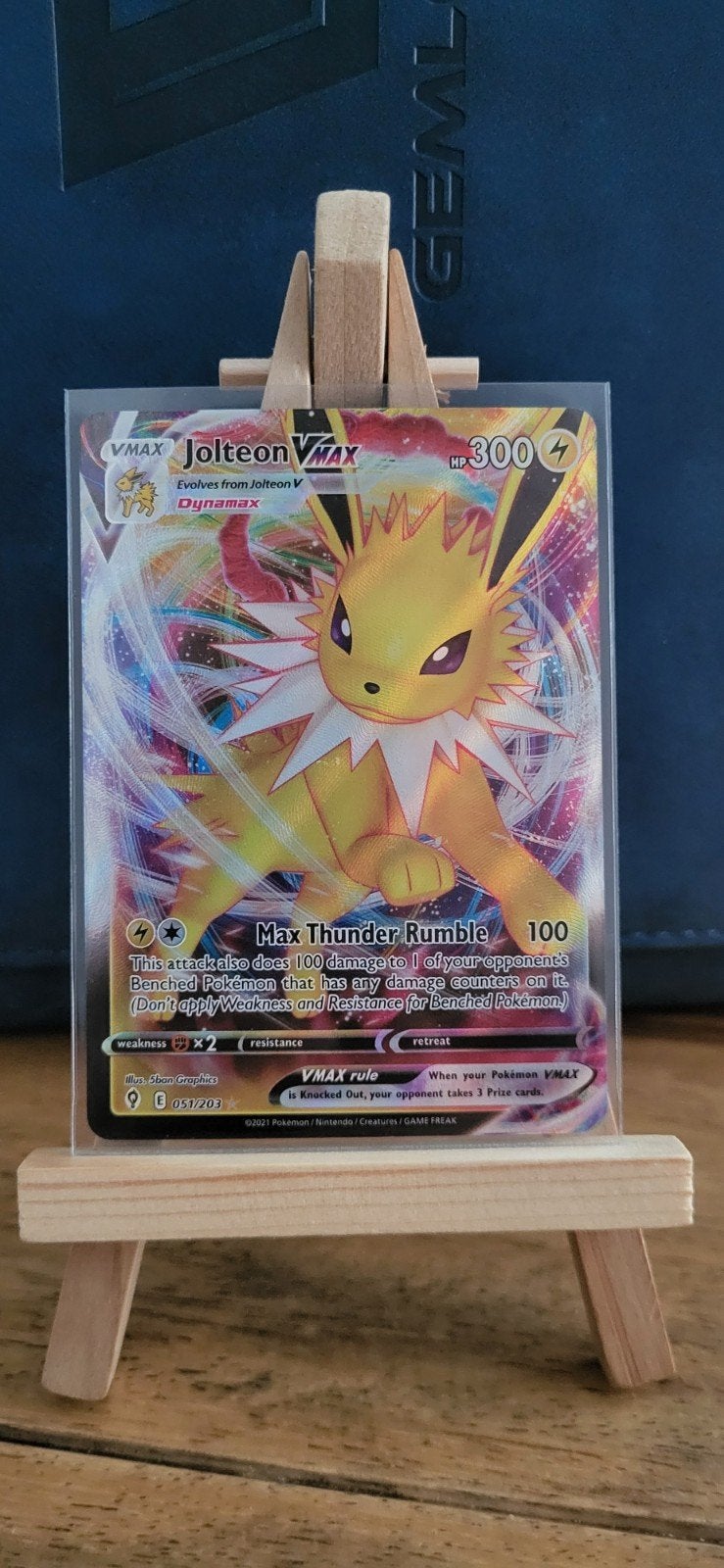 Jolteon VMAX Pokémon kaart (051/203), Hobby en Vrije tijd, Verzamelkaartspellen | Pokémon, Ophalen of Verzenden, Zo goed als nieuw