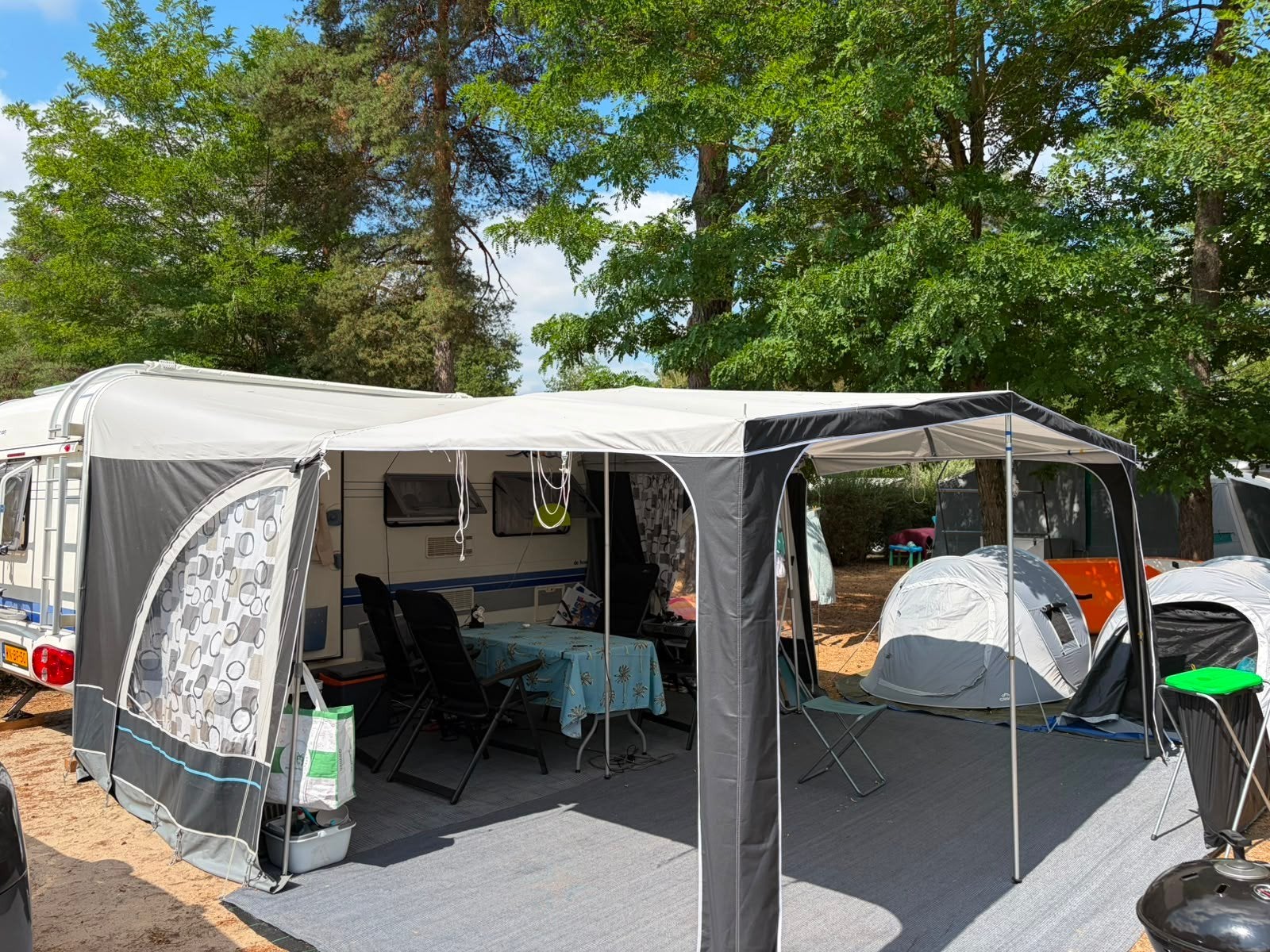 Complete Hobby 440 SF De Luxe 2004 incl inboedel, Hobby, Treinzit, Dwarsbed, Particulier