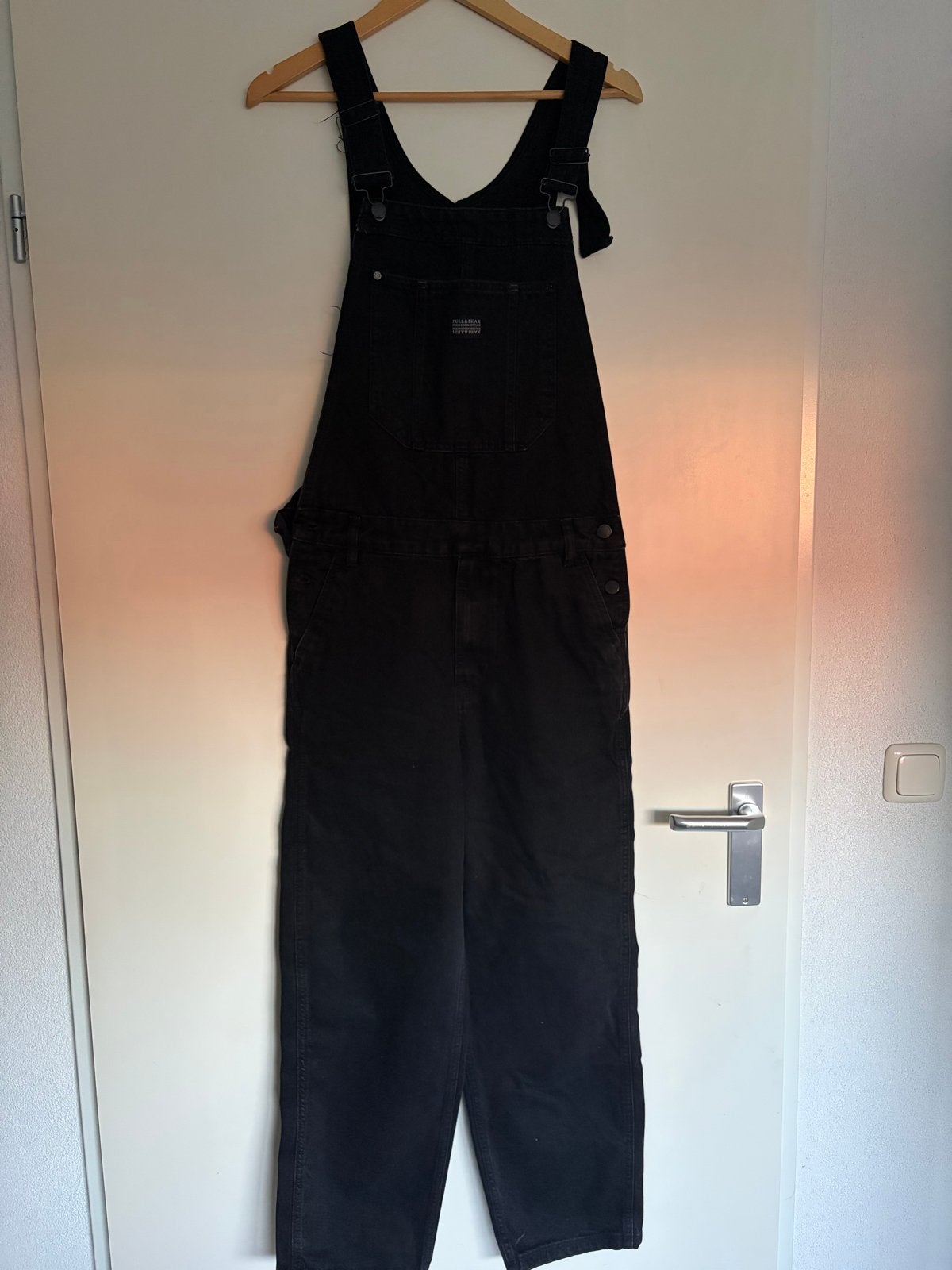 Pull & Bear zwarte denim tuinbroek maat S, Zwart, Ophalen of Verzenden, Zo goed als nieuw, Maat 36 (S)