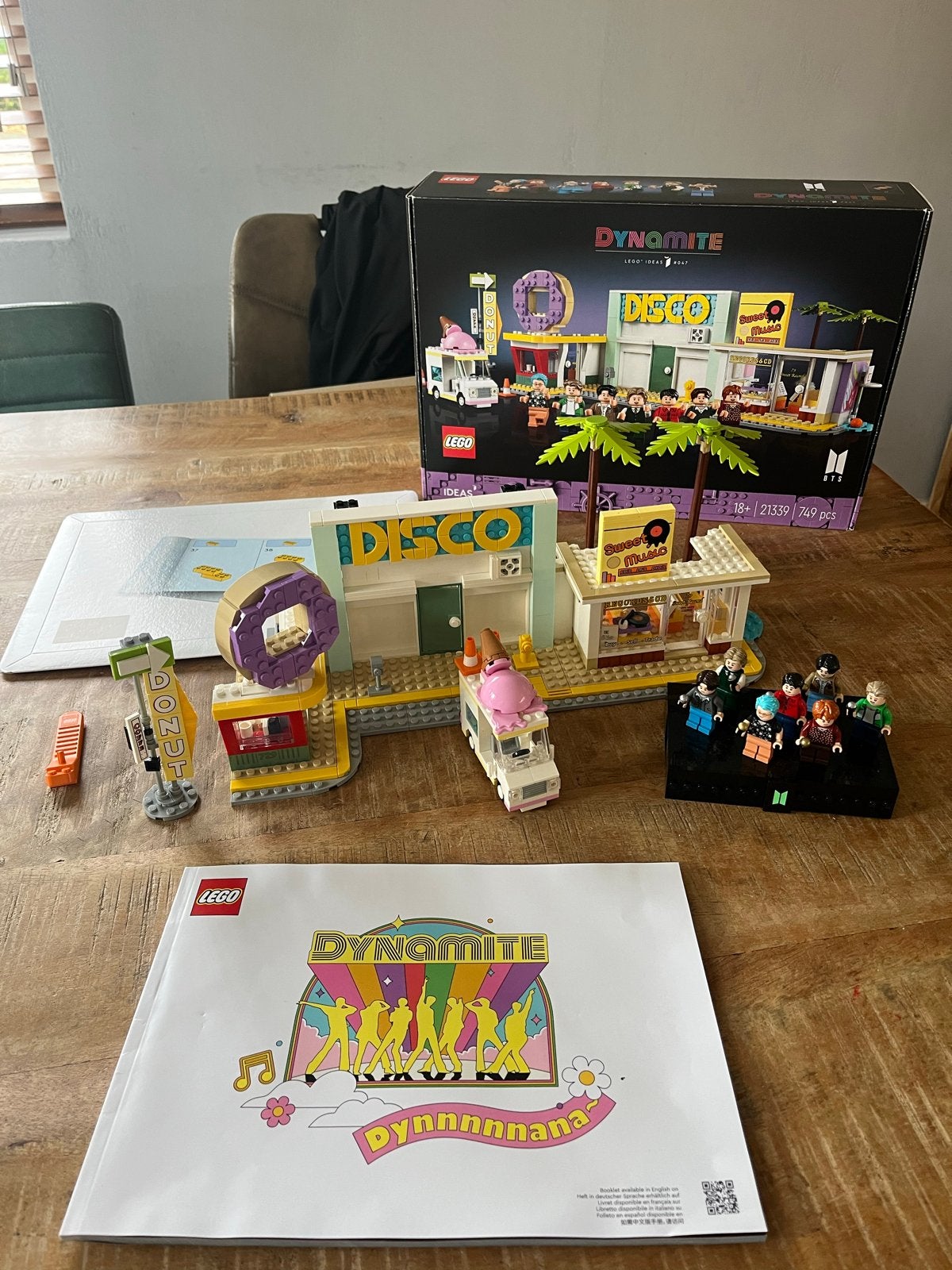LEGO Ideas 21339 BTS Dynamite - Compleet met doos en boekjes, Ophalen of Verzenden, Zo goed als nieuw