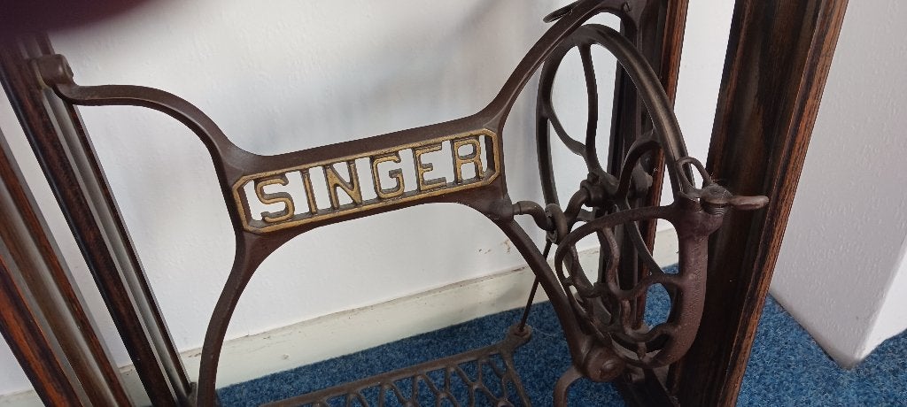 Vintage Singer naaimachine met houten onderstel en kap, Ophalen, Gebruikt, Naaimachine, Singer