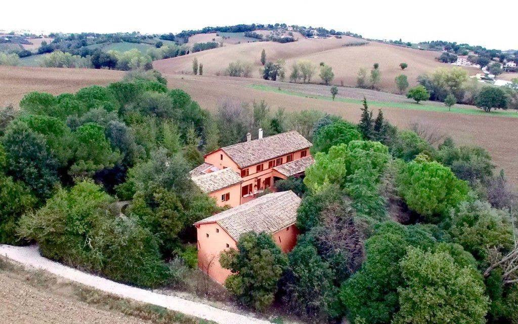 Te koop in Italie - Vrijstaand woonboerderij: oase van rust, Huizen en Kamers, 5 kamers, 369 m², Vrijstaande woning, Ancona