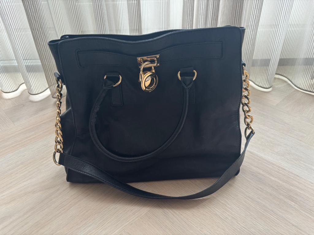 Michael Kors Hamilton Schoudertas Zwart/Goud, Ophalen of Verzenden, Zo goed als nieuw, Zwart, Schoudertasje