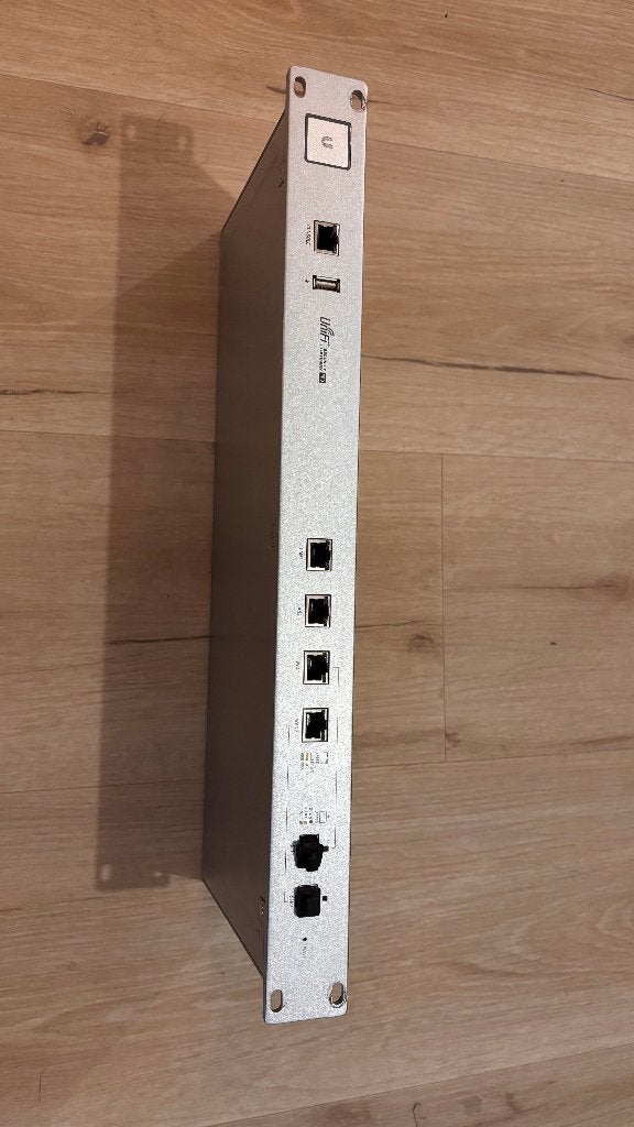 UniFi Security Gateway Pro (USG-PRO-4), 19" rack-firewall, Ophalen of Verzenden, Gebruikt