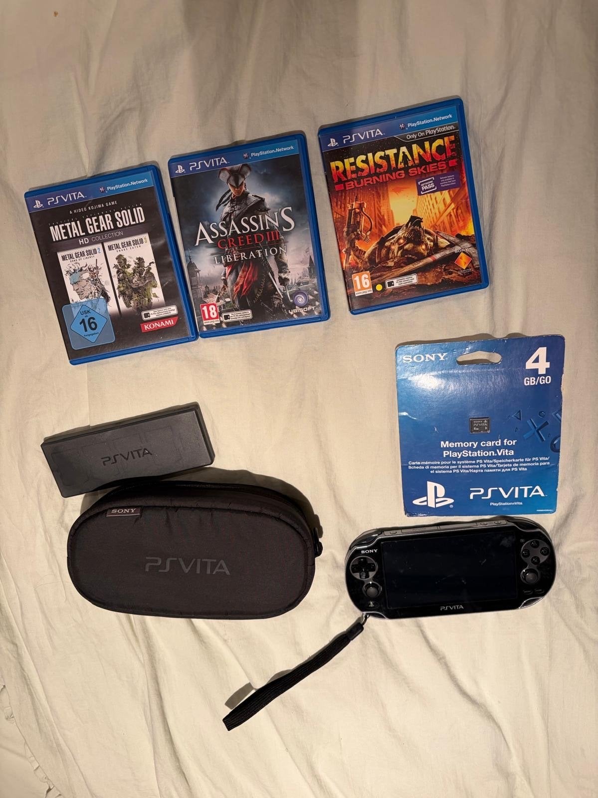 PS Vita met 3 games, hoesje, oplader en 4GB geheugenkaart, Ophalen, Gebruikt, Zwart, Met games