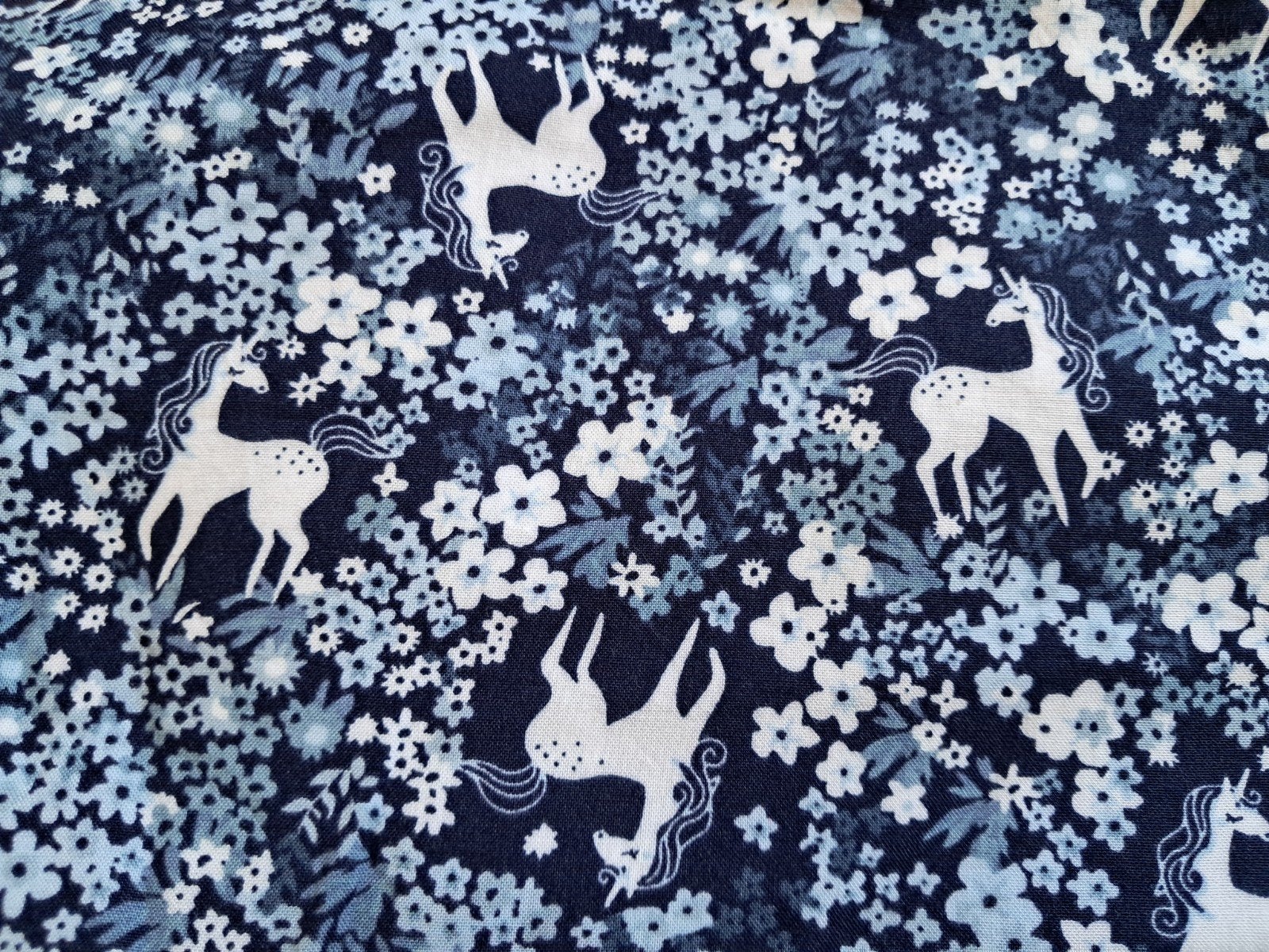 Lap donkerblauwe viscose stof met eenhoorns en bloemen, Ophalen of Verzenden, Katoen, 30 tot 200 cm, 120 cm of meer