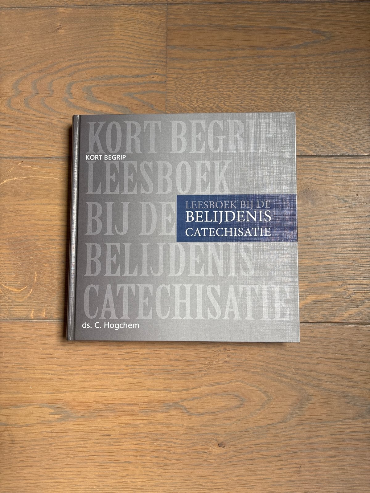 Leesboek bij de Belijdenis Catechisatie - ds. C. Hogchem, Ophalen of Verzenden, Zo goed als nieuw, Christendom | Protestants