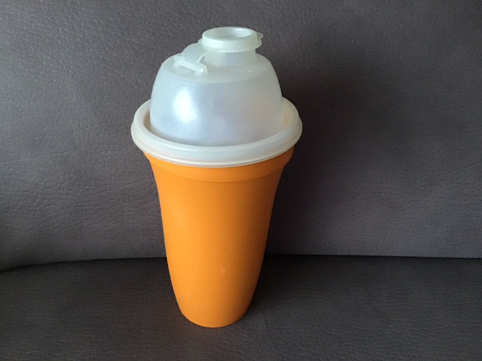 Tupperware Shaker Oranje met Deksel en Roerwerk, Gebruikt, Oranje, Ophalen of Verzenden, Met deksel
