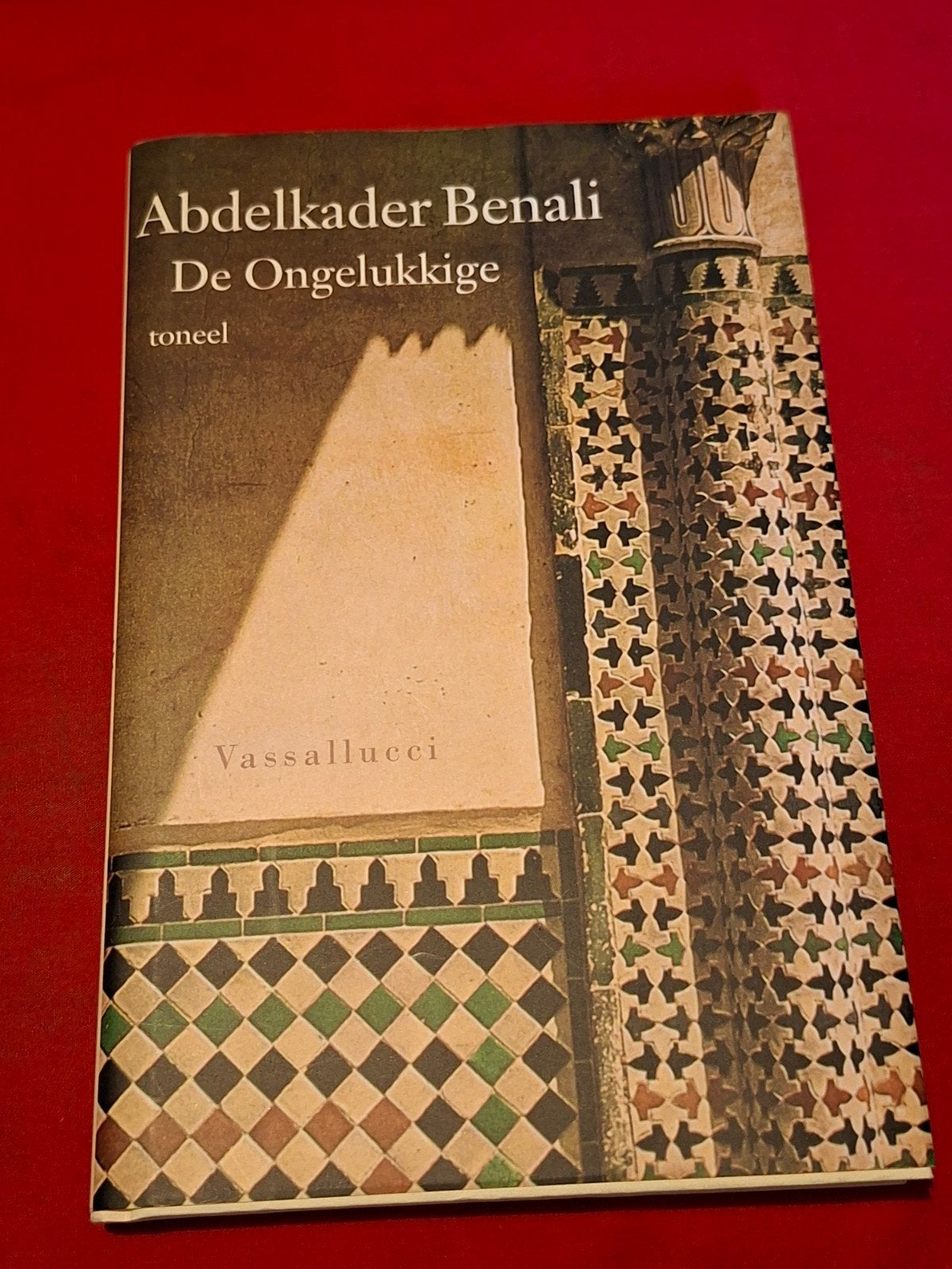 GESIGNEERD De Ongelukkige. Abdelkader Benali., Ophalen of Verzenden, Gelezen