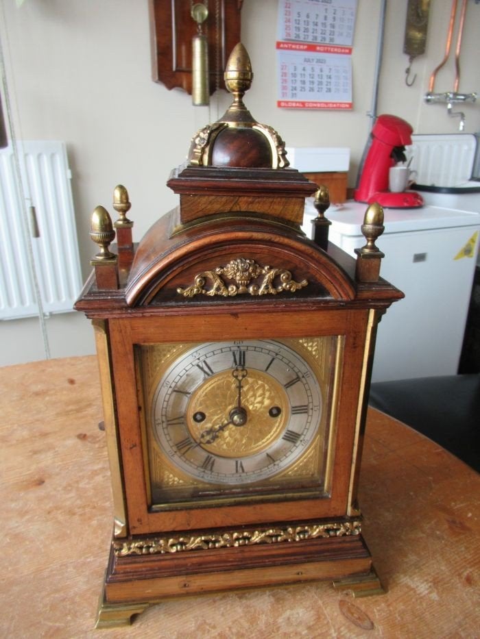 Oer 10957 ANTIEKE Engelse notenhouten tafelklok "A&H Rowley", Antiek en Kunst, Antiek | Klokken, Ophalen