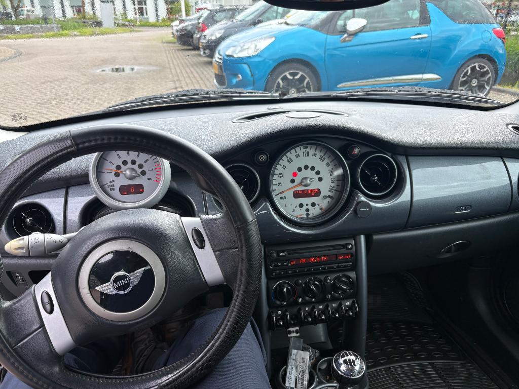 Mini 1.6 16V Cooper 2004 Zwart.  Moet weg !, Voorwielaandrijving, Zwart, 4 cilinders, 4 stoelen