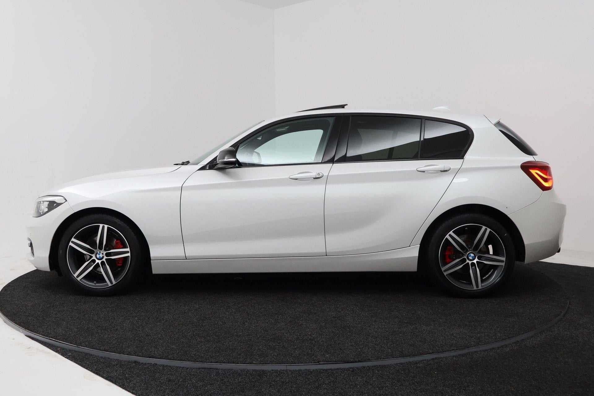 BMW 1-serie 118i High Executive Sport-Line (SCHUIF/KANTELDAK, Gebruikt, Wit, Bedrijf, 650 kg