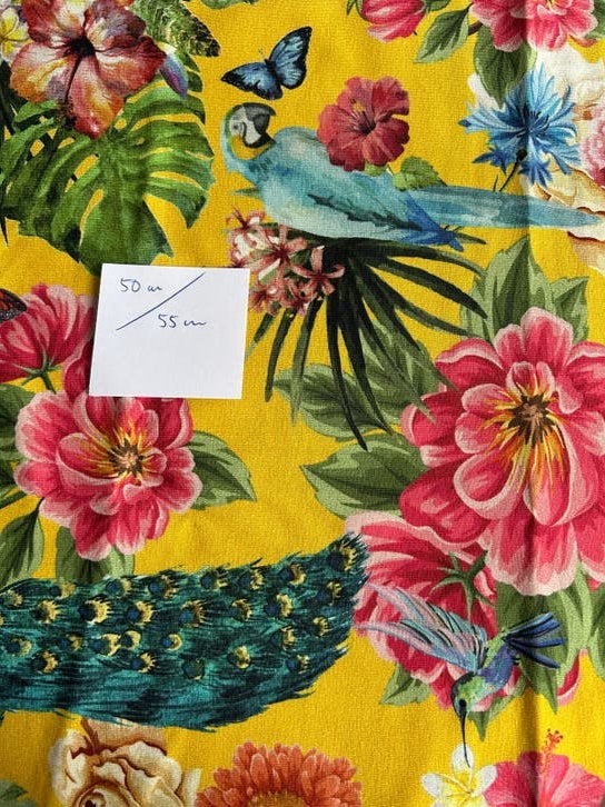 Gebloemde stof met tropische print en pauwen, Hobby en Vrije tijd, Overige materialen, Meerkleurig, Ophalen of Verzenden, Zo goed als nieuw