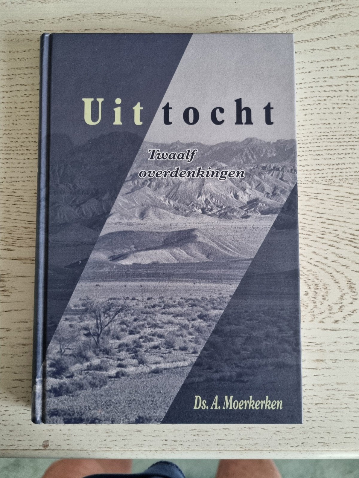 Ds. A. Moerkerken - Uittocht: 12 overdenkingen, Ophalen of Verzenden, Zo goed als nieuw, Ds. A. Moerkerken, Christendom | Protestants