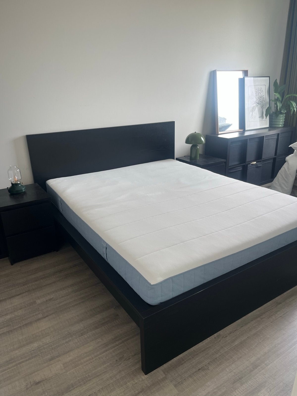 IKEA Malm bed 160x200 met Vesteroy matras en 2 nachtkastjes, Ophalen, Zwart, Tweepersoons, Zo goed als nieuw