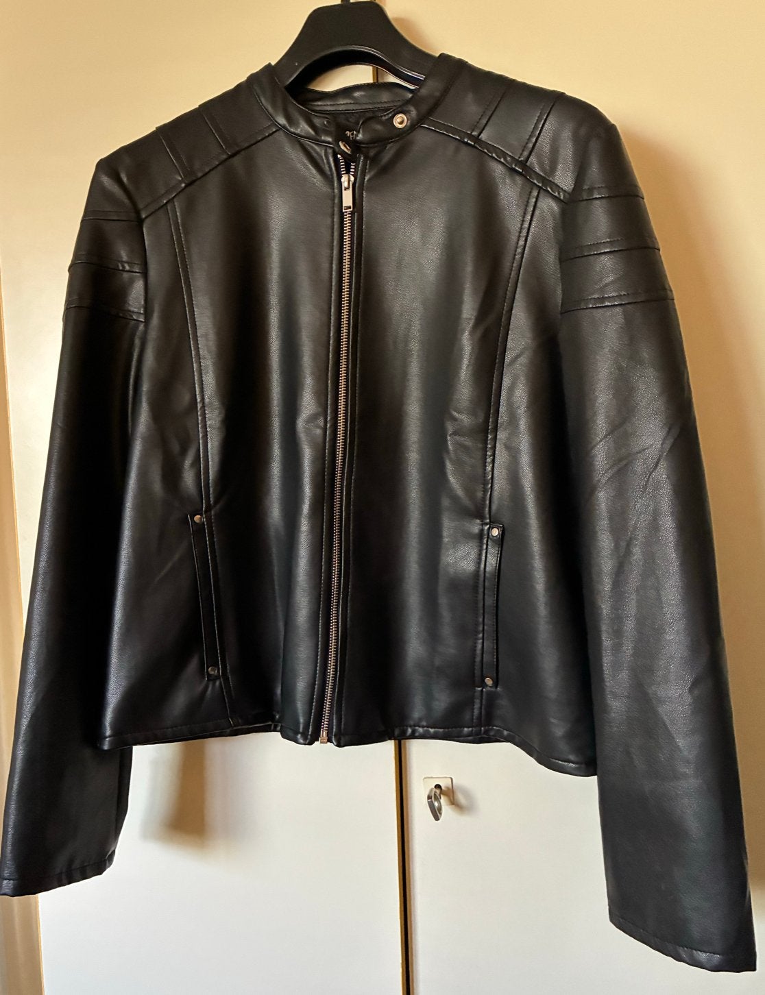 Zwart namaak leren bikerjack, maat 42/44, Kleding | Dames, Ophalen, Zo goed als nieuw, Maat 42/44 (L), Zwart