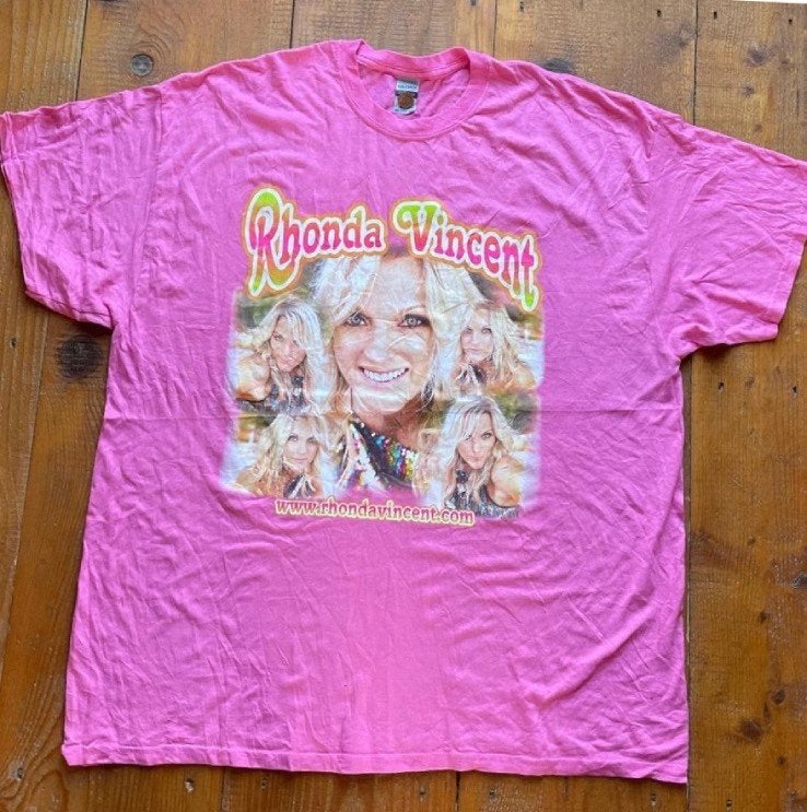Rhonda Vincent "Queen of Bluegrass" T-Shirt - Roze - 2XL, Kleding | Heren, T-shirts, Verzenden, Overige maten, 600 de Maisonneuve Blvd W, Montreal, QC H3A 3J2, Canada