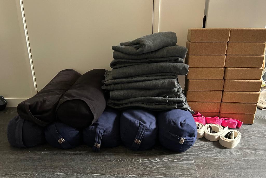 Yoga bolsters, dekens, blokken en riemen., Ophalen, Zo goed als nieuw, Yoga-accessoire