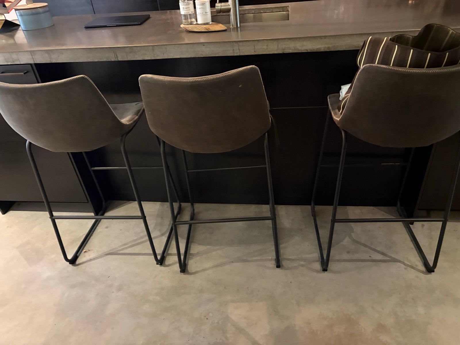 Foto 4 van Set van 3 barkrukken - Grijs leer en zwart metaal
