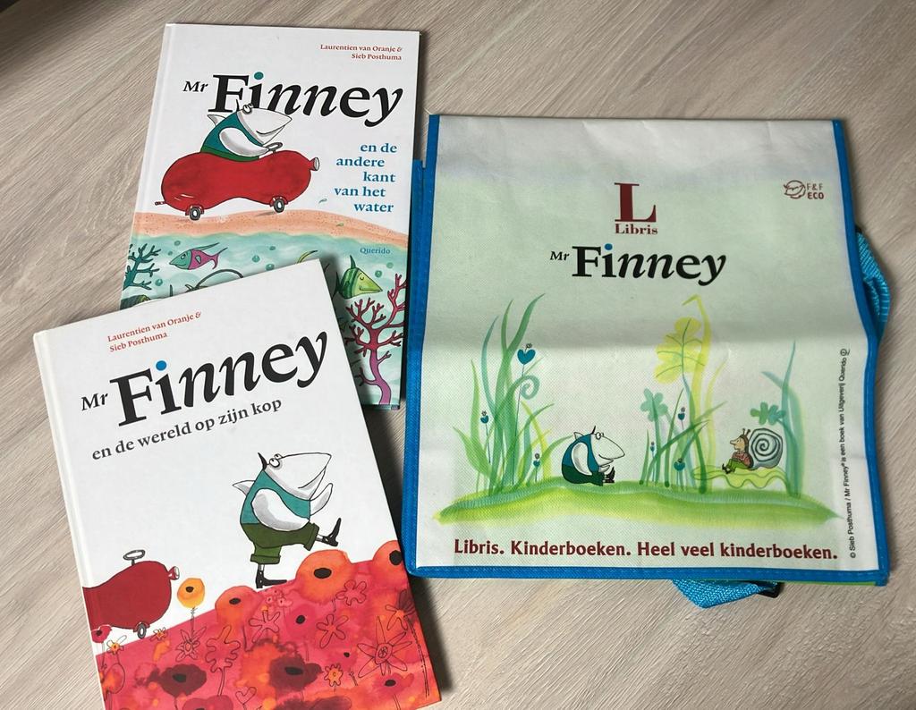 set 2 Mr Finney boeken + schoudertas tas wereld op zijn kop, Ophalen of Verzenden, Zo goed als nieuw